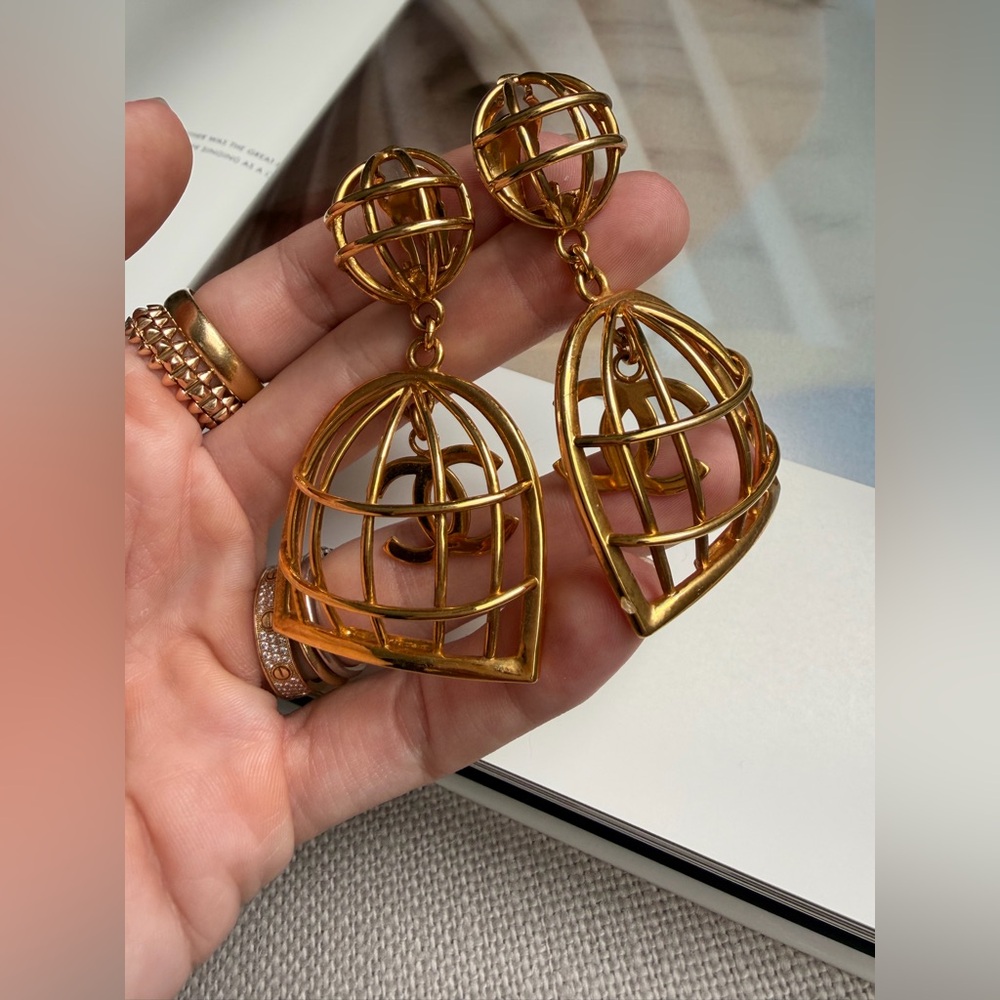 24K gold plated CHANEL vintage caged CC clip on earrings 1993, Rihanna - Picture 8 of 14
